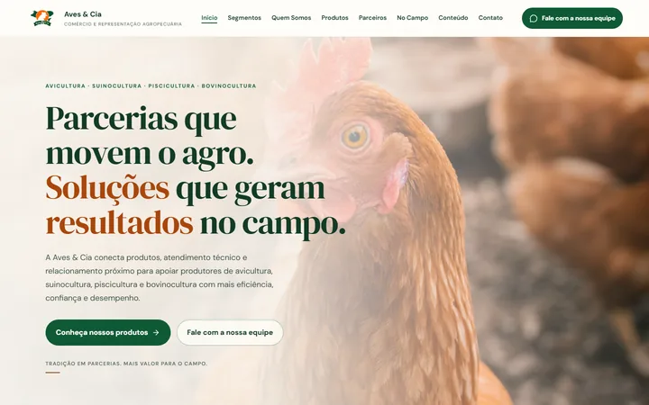 Página inicial do site da Aves & Cia, com o título Parcerias que movem o agro sobre a foto de uma galinha
